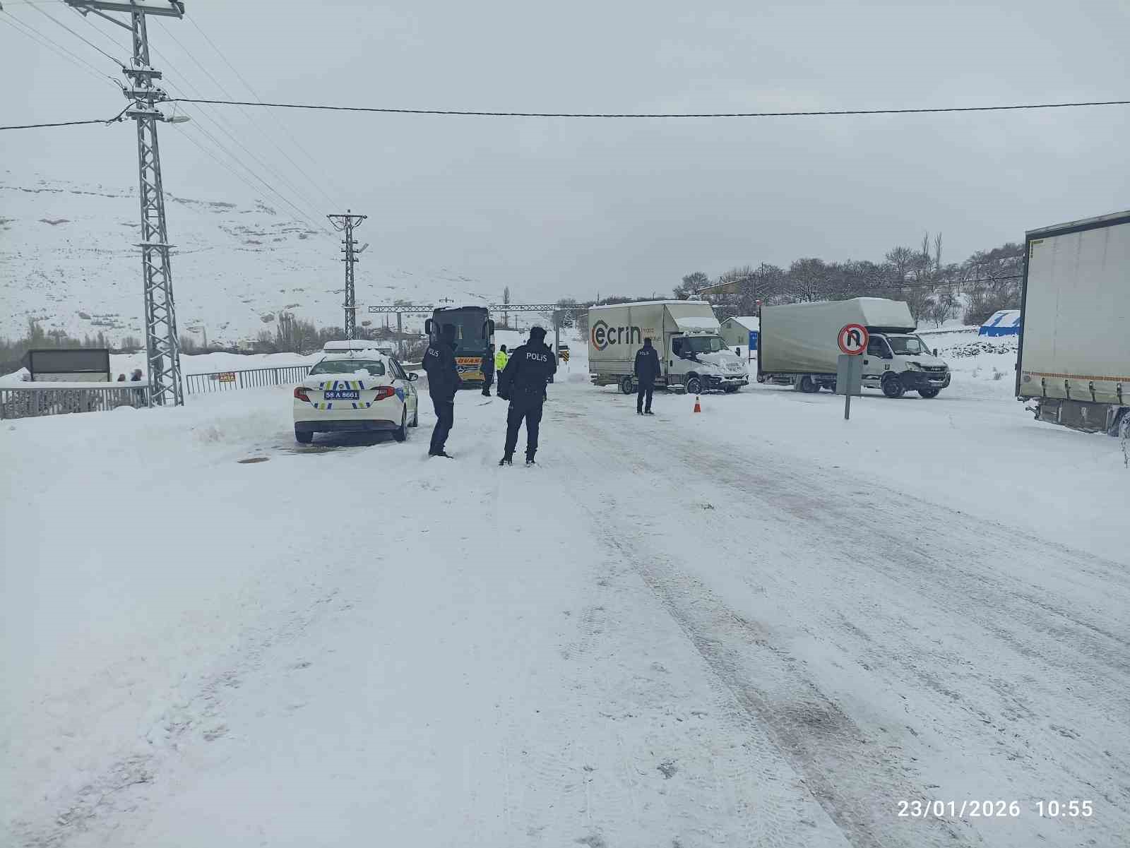 kayseri malatya kara yolunda mahsur kalan yolcular gurun ilcesinden ugurlandi 1 8U4jFMSp