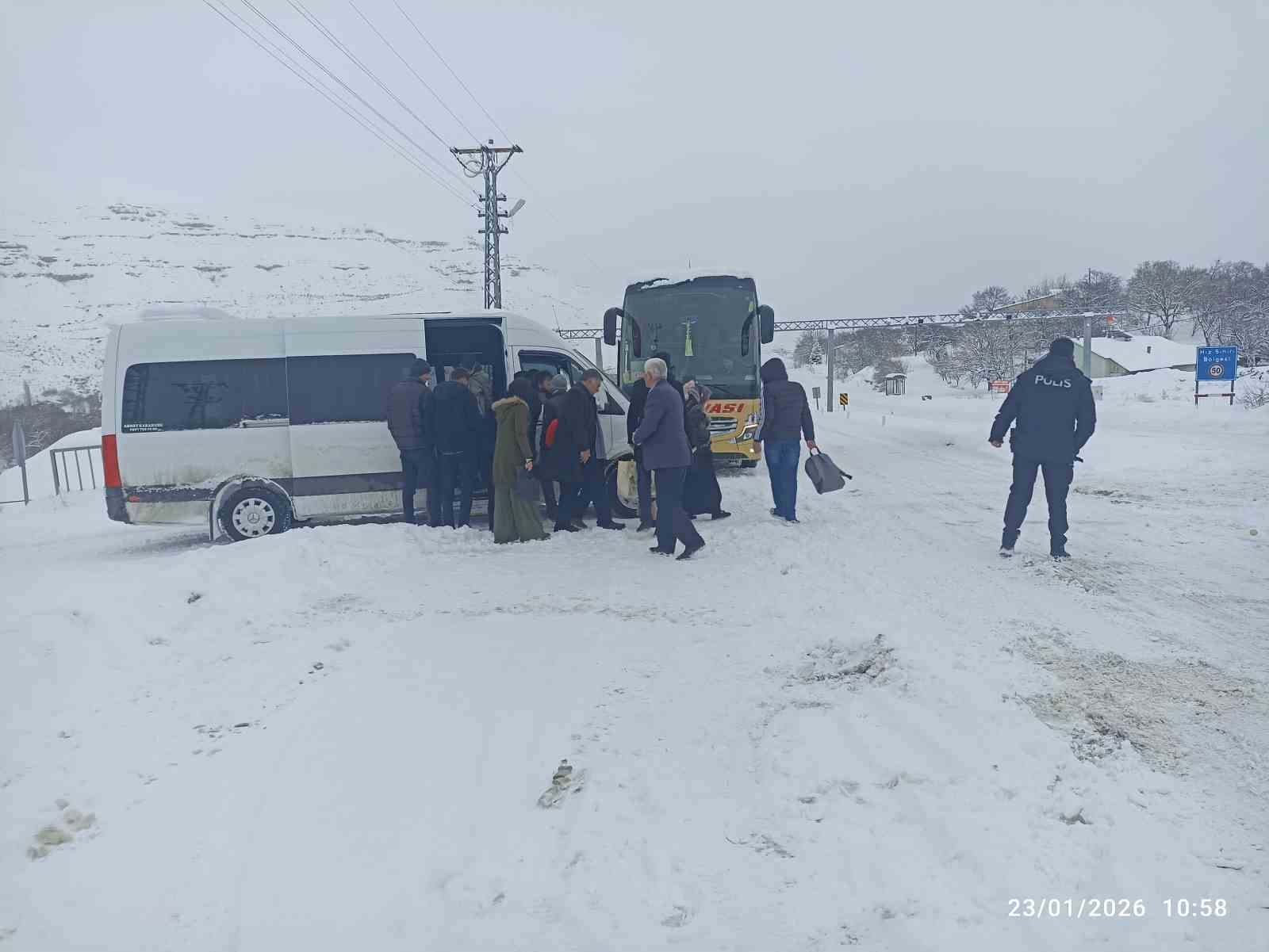 kayseri malatya kara yolunda mahsur kalan yolcular gurun ilcesinden ugurlandi 2
