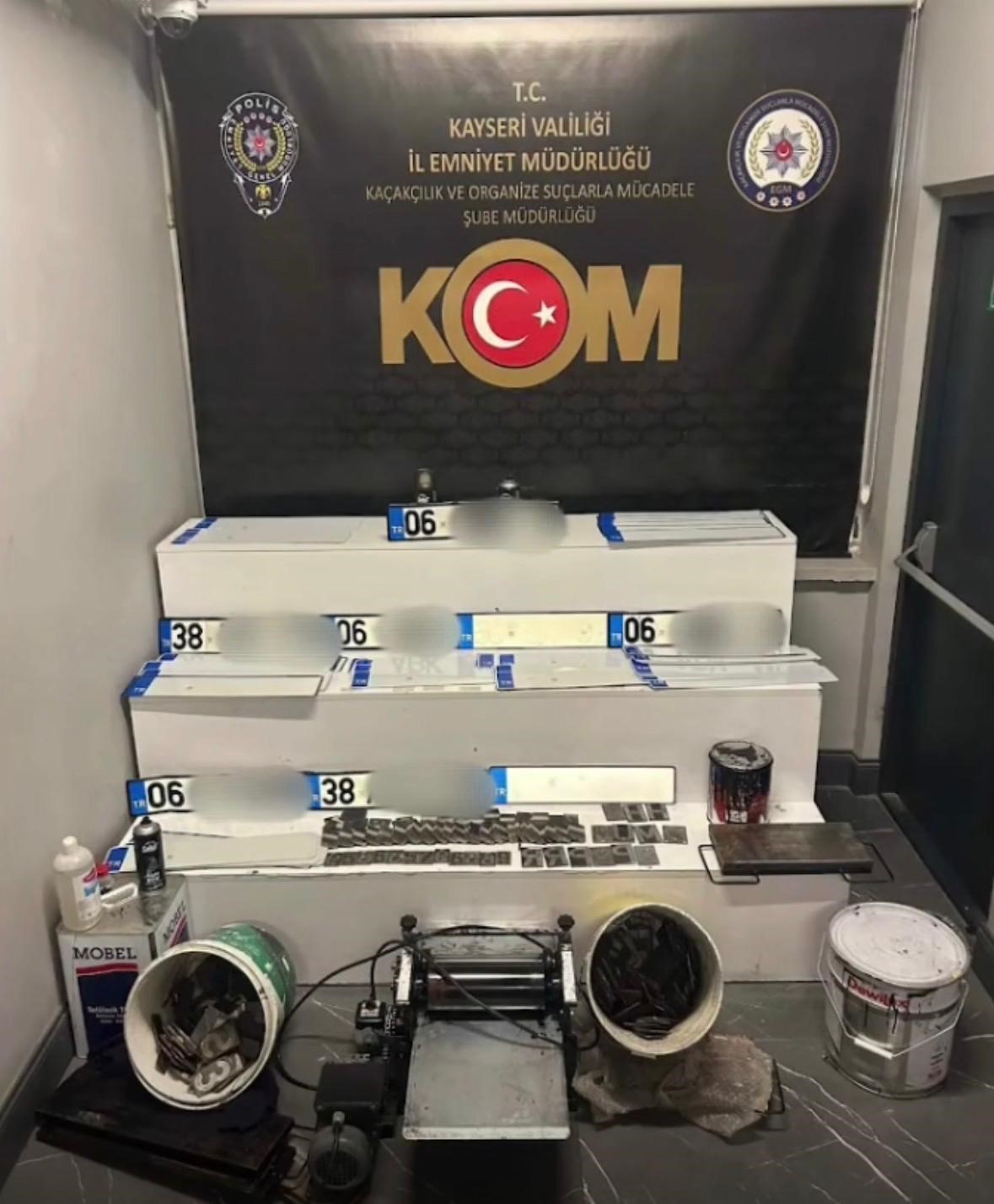 kayseri polisinden sahte plaka operasyonu 2 gozalti 5 VJe84qSY