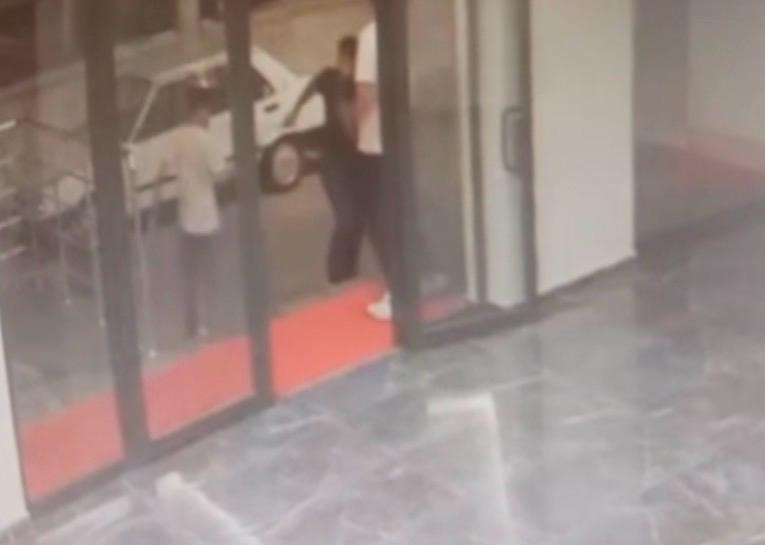 kayseride 1 kisinin oldugu 2 kisinin de yaralandigi bicakli kavganin goruntuleri ortaya cikti 2 Q32UErt6