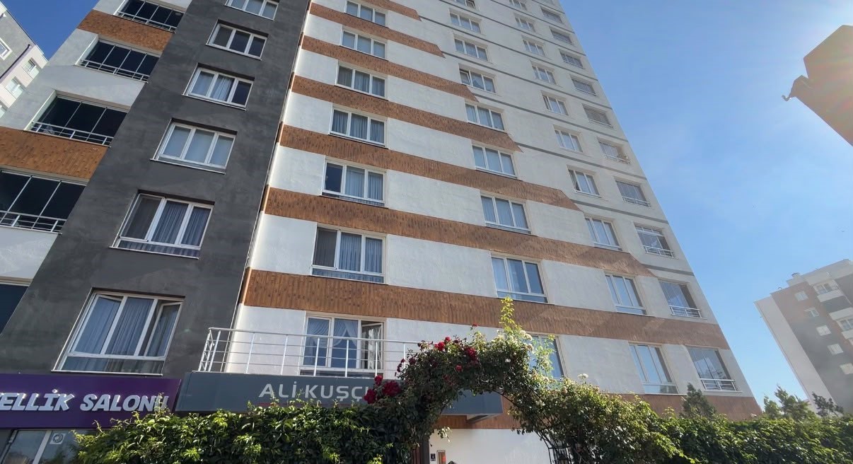 kayseride 12 katli binanin gorevli dairesinde yangin 1 XmyMzGFr