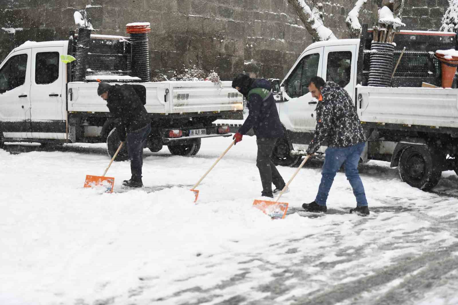 kayseride 137 mahalle yolu kapali 4 PTtc57ME