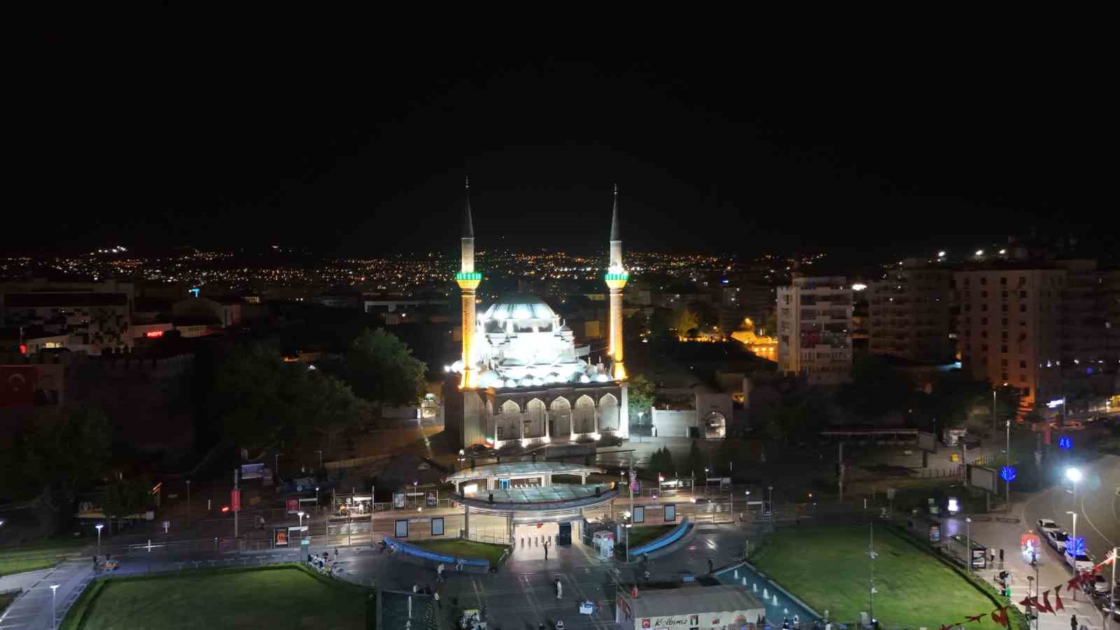 Kayseri’de 15 Temmuz’un yıl dönümünde camilerden sela yükseldi 4 kayseride 15 temmuzun yil donumunde camilerden sela yukseldi 0 myXYThVt