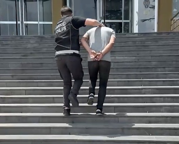 Kayseri’de 15 yıl kesinleşmiş hapis cezası bulunan şahıs yakalandı 4 kayseride 15 yil kesinlesmis hapis cezasi bulunan sahis yakalandi 0