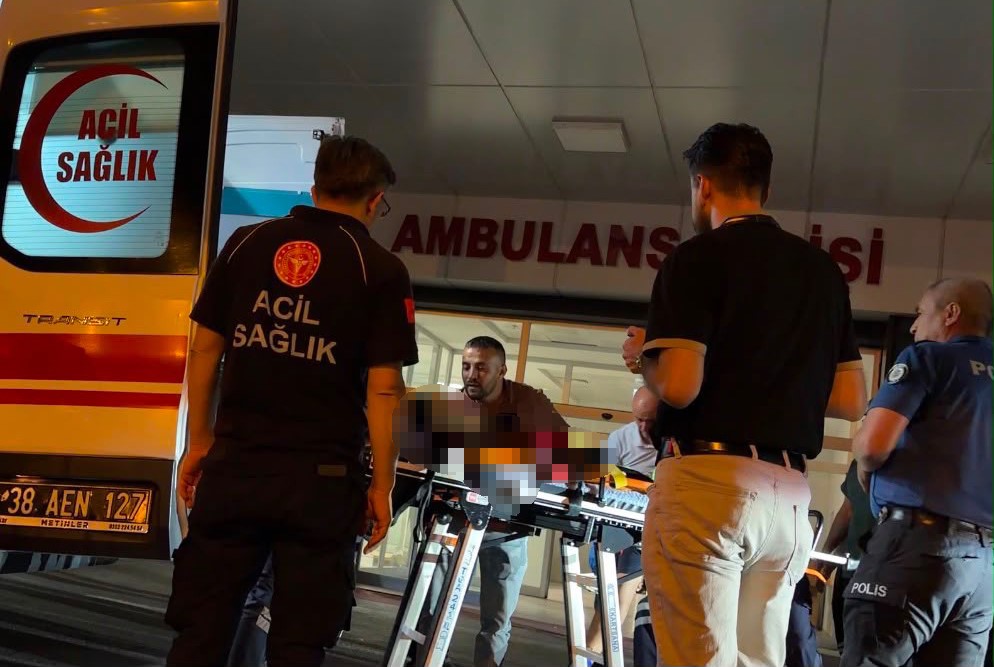 Kayseri’de 3. kattan düşen çocuk ağır yaralandı 4 kayseride 3 kattan dusen cocuk agir yaralandi 0 KURYlL4V