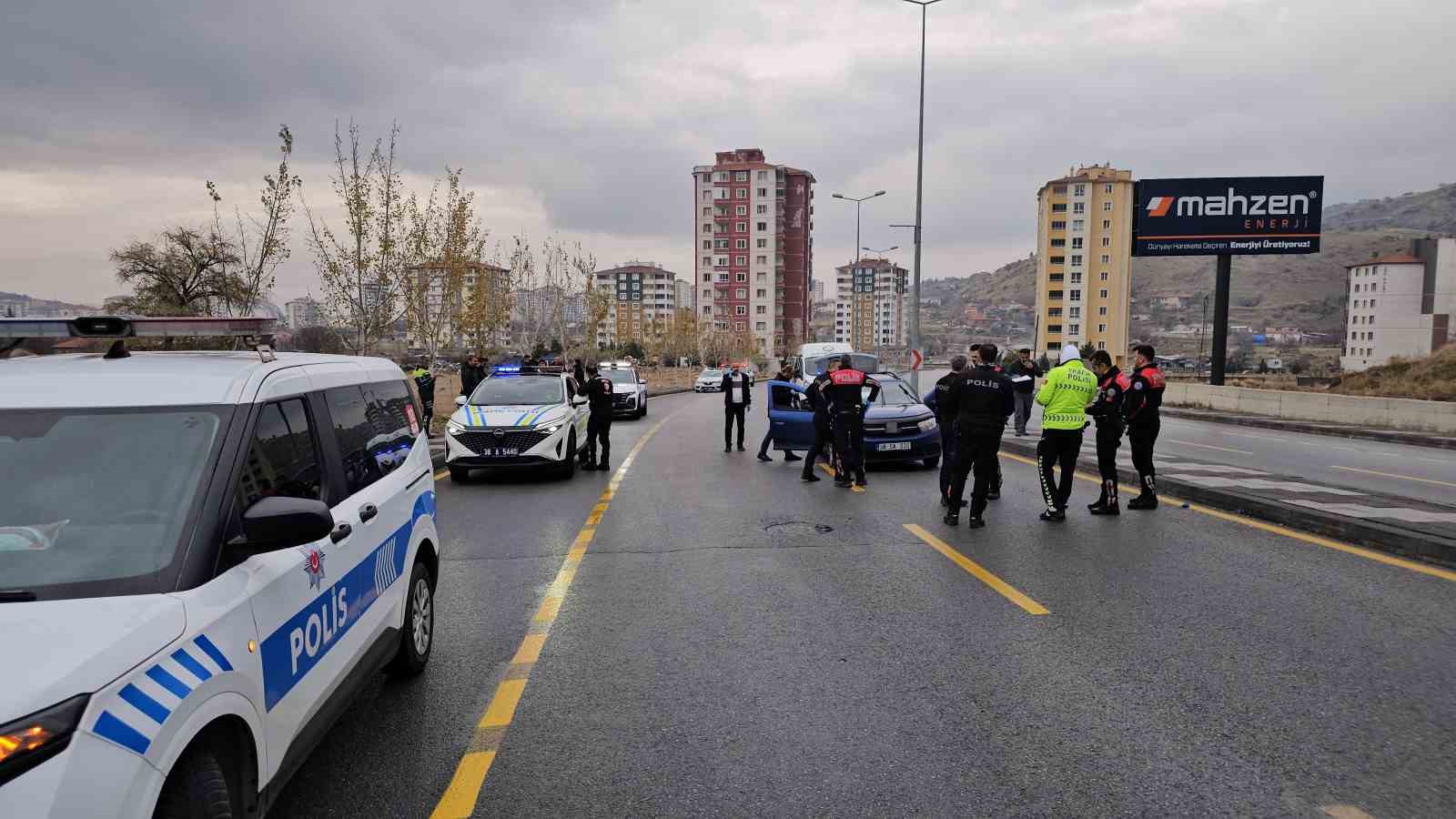 Kayseri’de 3 polis aracına çarparak kaçan şüpheli araç lastiklerine ateş edilerek yakalandı 5 kayseride 3 polis aracina carparak kacan supheli arac lastiklerine ates edilerek yakalandi 1 m38KLWMa