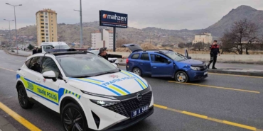 kayseride-3-polis-aracina-carparak-kacan-supheli-arac-lastiklerine-ates-edilerek-yakalandi-1j5BzTI2.jpg