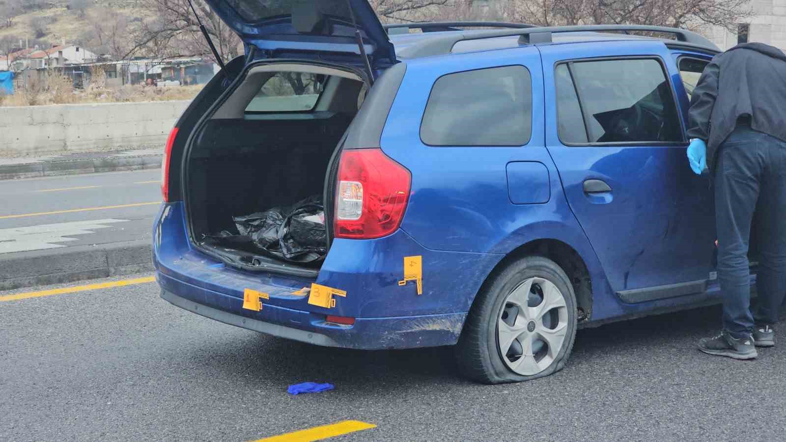 Kayseri’de 3 polis aracına çarparak kaçan şüpheli araç lastiklerine ateş edilerek yakalandı 7 kayseride 3 polis aracina carparak kacan supheli arac lastiklerine ates edilerek yakalandi 3 Zak6R6tG