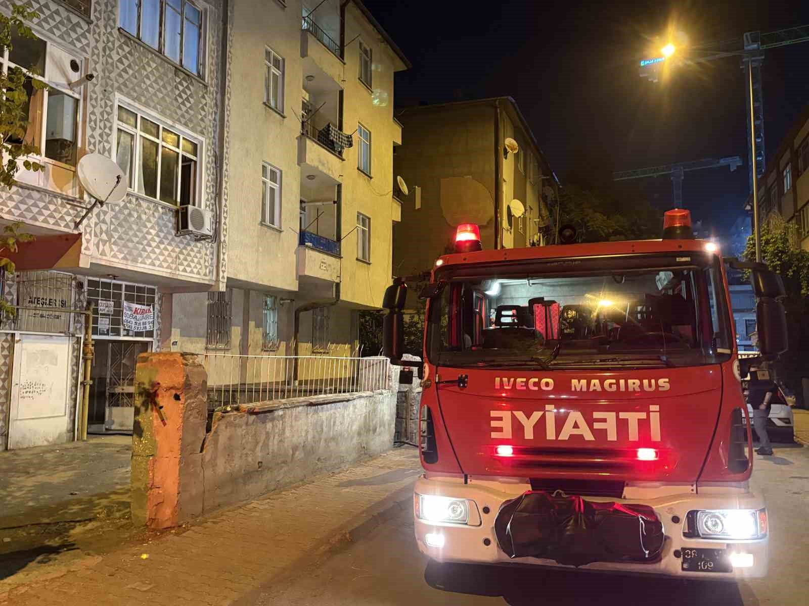 kayseride 4 katli binada yangin anne ve iki cocugu dumandan etkilendi 3 XN1JZElj