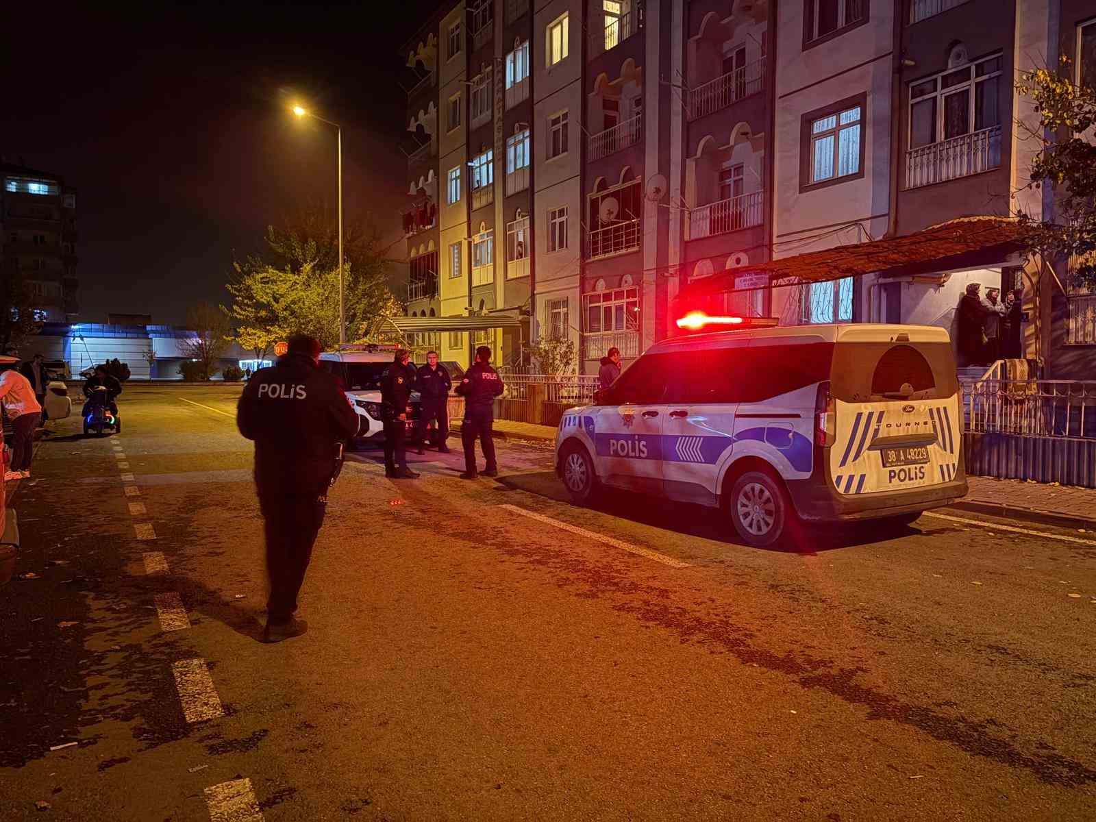 kayseride 4 kattan dusen genc kiz agir yaralandi 0 RAtJSVAz
