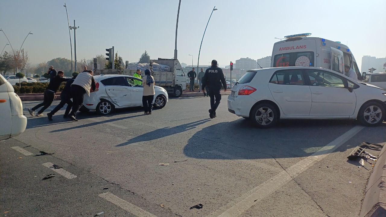 Kayseri’de 5 araç birbirine girdi: 5 yaralı 9 kayseride 5 arac birbirine girdi 5 yarali 5 VJb2mcJ6