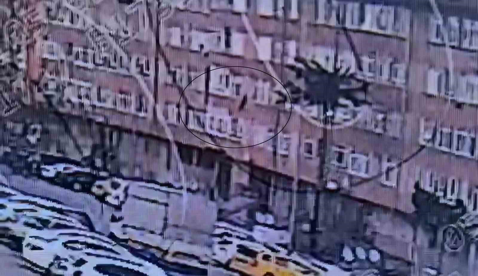 Kayseri’de 5. kattan atlayan bir kişi hayatını kaybetti: O anlar kamerada 4 kayseride 5 kattan atlayan bir kisi hayatini kaybetti o anlar kamerada 0 8JFBakis