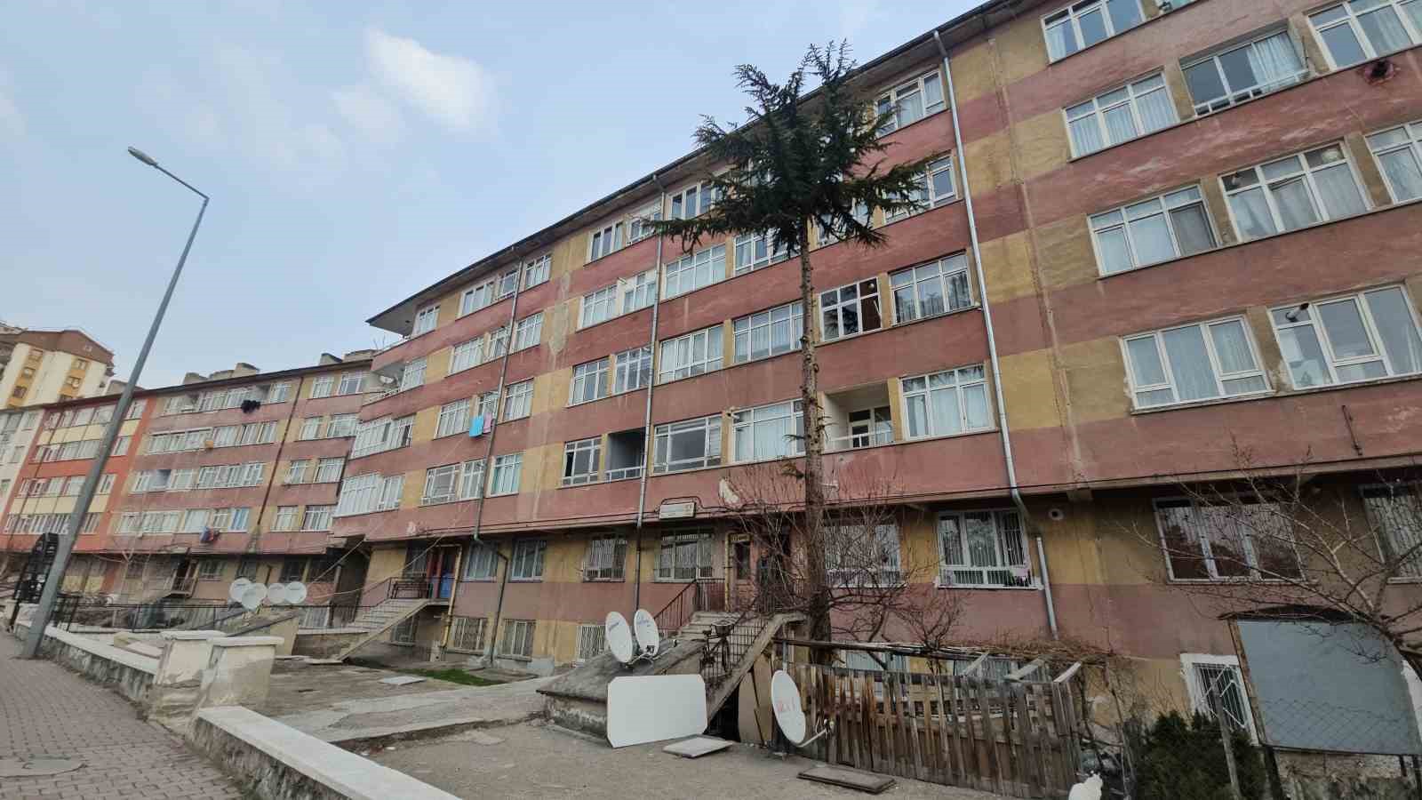 Kayseri’de 5. kattan atlayan bir kişi hayatını kaybetti: O anlar kamerada 6 kayseride 5 kattan atlayan bir kisi hayatini kaybetti o anlar kamerada 2 UwqLDzEO