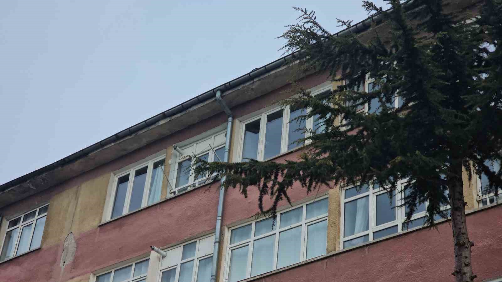 Kayseri’de 5. kattan atlayan bir kişi hayatını kaybetti: O anlar kamerada 7 kayseride 5 kattan atlayan bir kisi hayatini kaybetti o anlar kamerada 3 sC4FaHA5