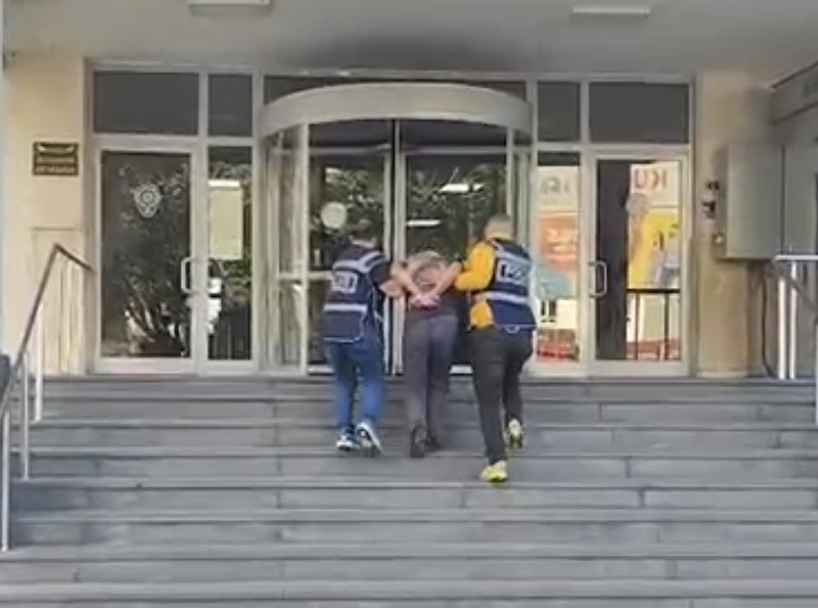 Kayseri’de 77 yıl kesinleşmiş hapis cezası bulunan 21 yaşındaki firari yakalandı 4 kayseride 77 yil kesinlesmis hapis cezasi bulunan 21 yasindaki firari yakalandi 0 iKwkmNMy