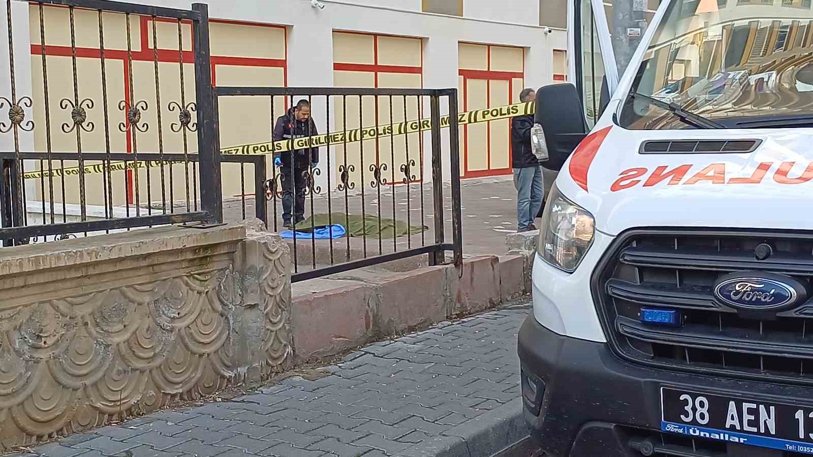 Kayseri’de 8. kattan düşen kadın öldü 6 kayseride 8 kattan dusen kadin oldu 2 6D2WnWlq