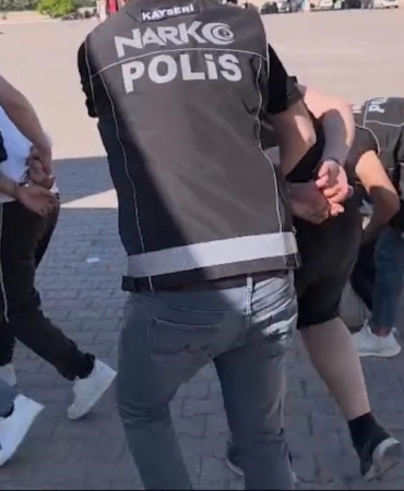 kayseride-aracin-bagajindan-4-bin-458-adet-uyusturucu-hap-ele-gecirildi-3-tutuklama-W8kLFIr7.jpg