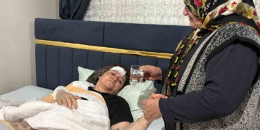 kayseride-aracin-refujdeki-yayalarin-arasina-daldigi-kazada-kamerada-eHVgHKnI.jpg