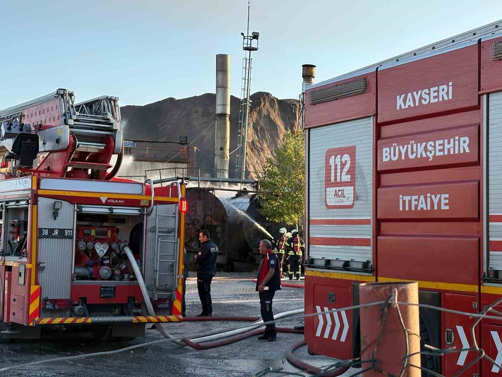 kayseride asfalt santiyesinde bitum tanki alev aldi 1 VyGizgC5