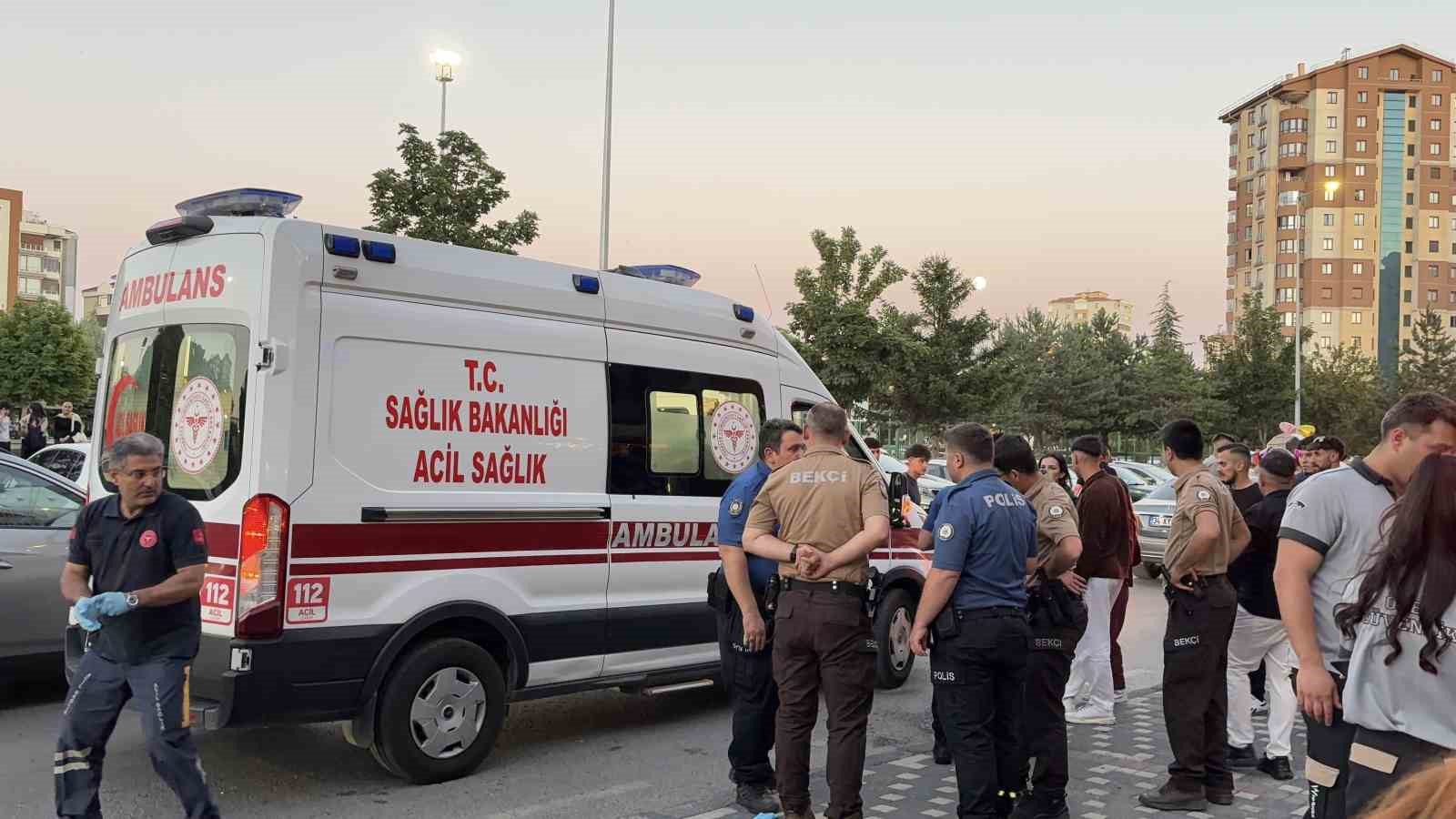 kayseride avm onunde bicakli kavga 1 yarali 0 mhQEaT8X