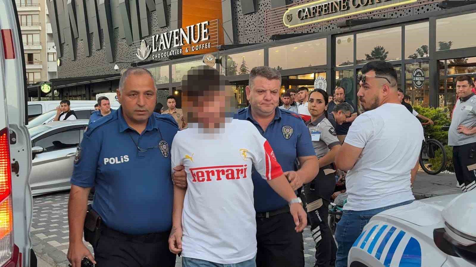 kayseride avm onunde bicakli kavga 1 yarali 2 BKcXv8EI