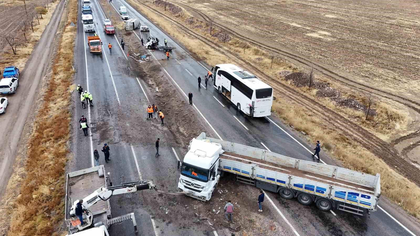 kayseride ayni yolda 2 kaza 1 olu 2 yarali 0