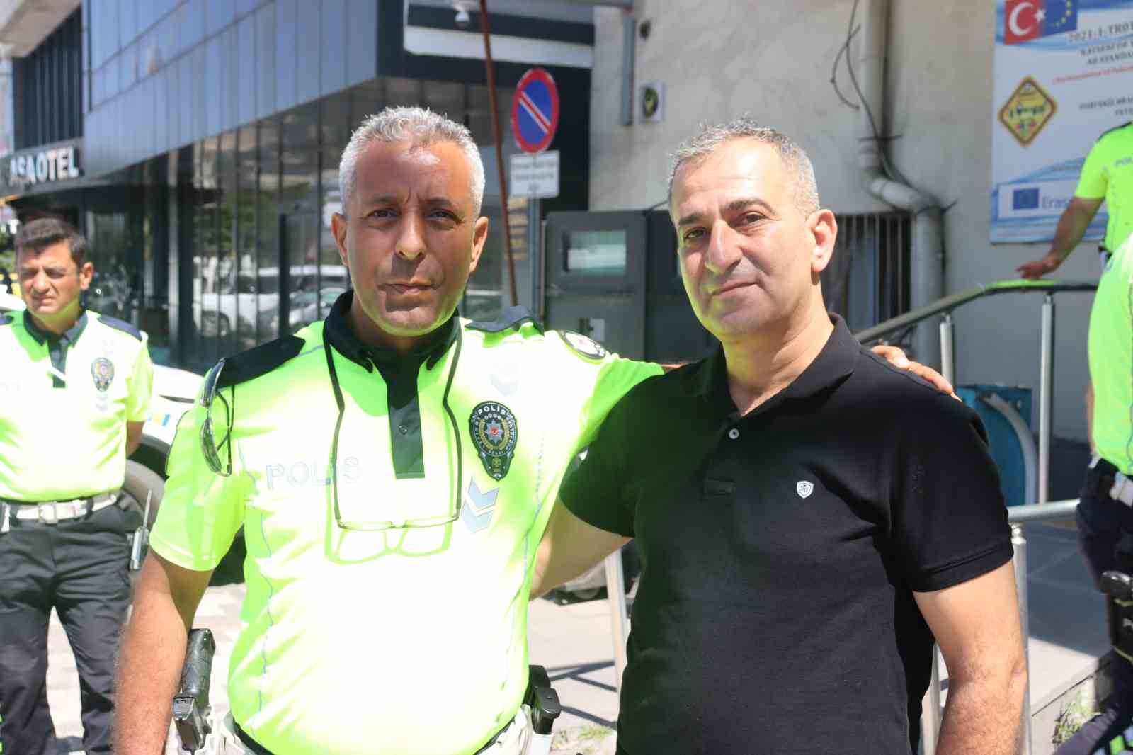 kayseride baskomiserden duygu dolu emeklilik anonsu 0 7SwEHtEl