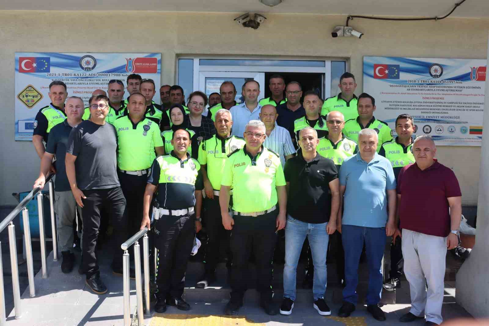 kayseride baskomiserden duygu dolu emeklilik anonsu 3 RFlfYfWu