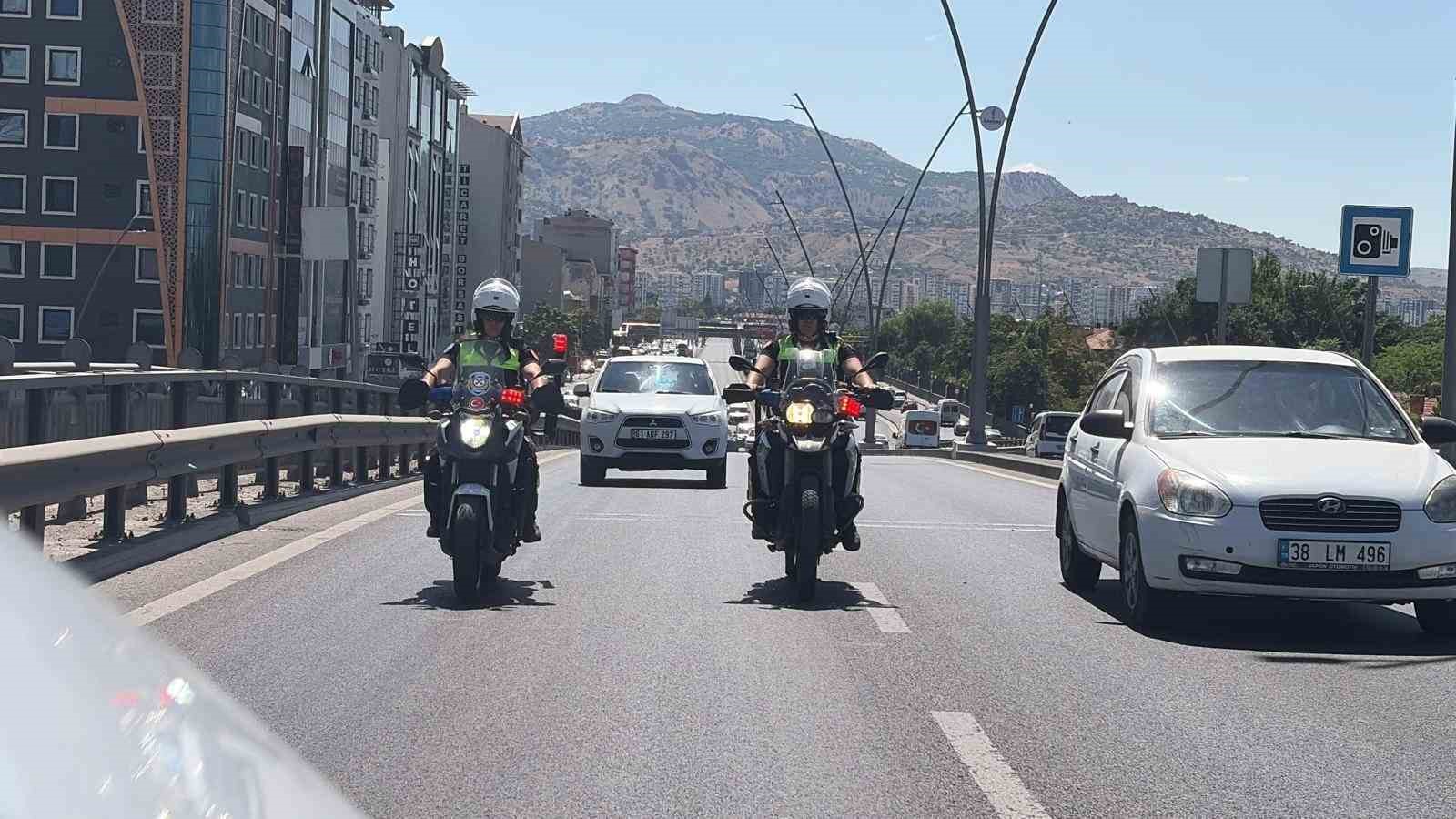 kayseride baskomiserden duygu dolu emeklilik anonsu 4 2umFT13u