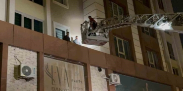 kayseride-bir-garip-olay-3uncu-kattan-carsafla-indiler-2-gozalti-4CMPedvt.jpg