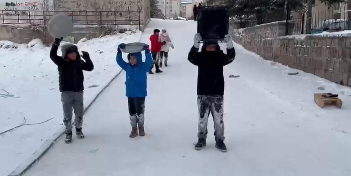 kayseride cocuklarin kar eglencesi tepsilerle kayak yaptilar 1 EK8ytgOi