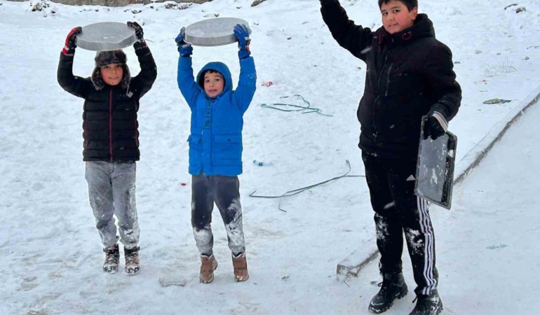 kayseride-cocuklarin-kar-eglencesi-tepsilerle-kayak-yaptilar-JKj9Fuqm.jpg
