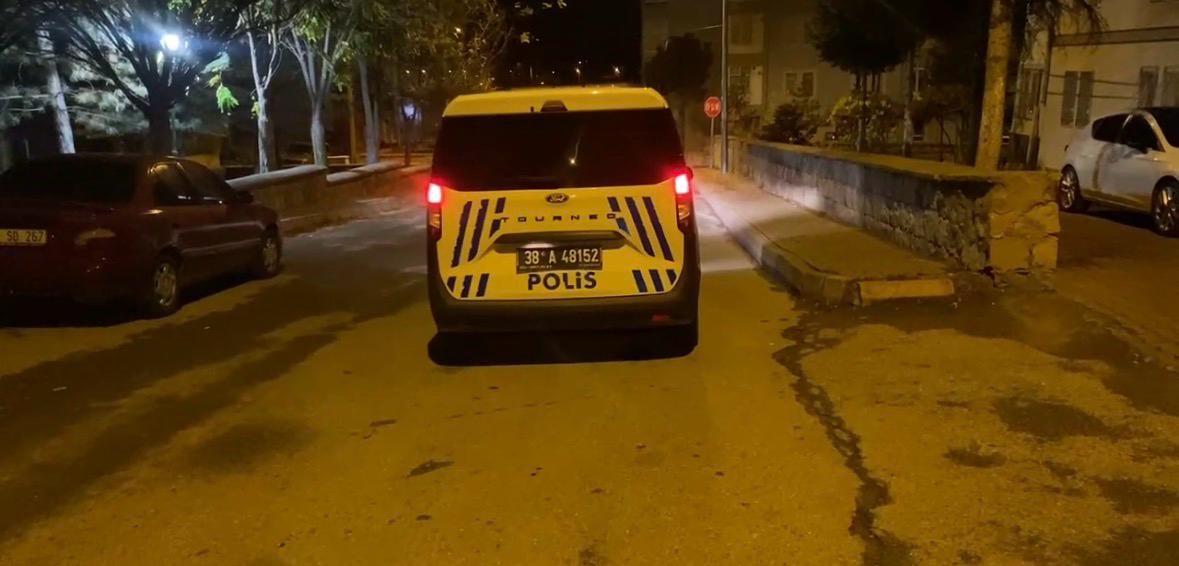 Kayseri’de ekipler 1 saat arayla yaşanan farklı olaylarda bıçakla yaralanan 2 şahsı araçta buldu 10 kayseride ekipler 1 saat arayla yasanan farkli olaylarda bicakla yaralanan 2 sahsi aracta buldu AOvDqvYT
