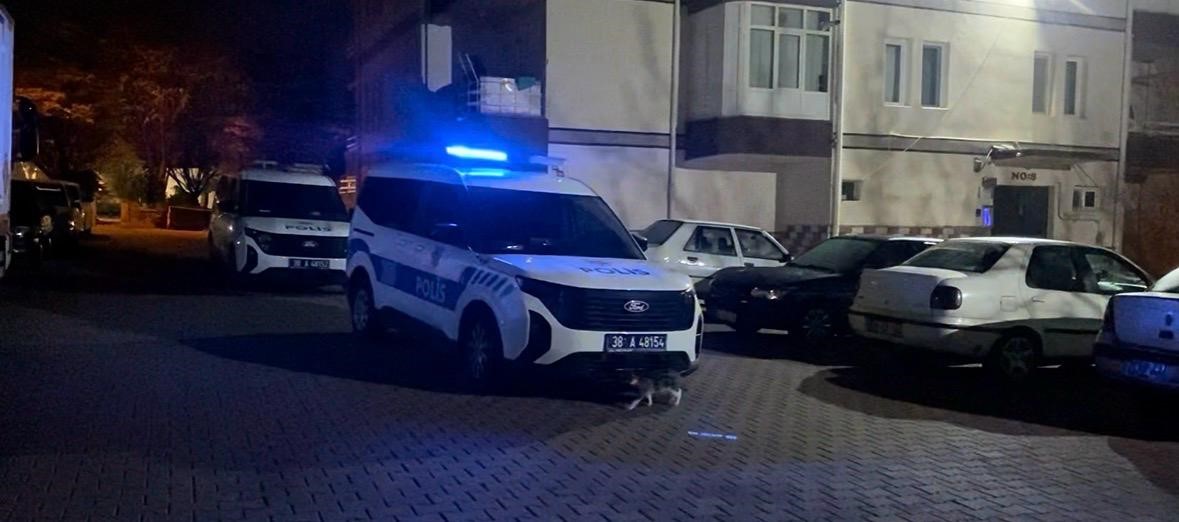 Kayseri’de ekipler 1 saat arayla yaşanan farklı olaylarda bıçakla yaralanan 2 şahsı araçta buldu 5 kayseride ekipler 1 saat arayla yasanan farkli olaylarda bicakla yaralanan 2 sahsi aracta buldu Ai9nP7sr
