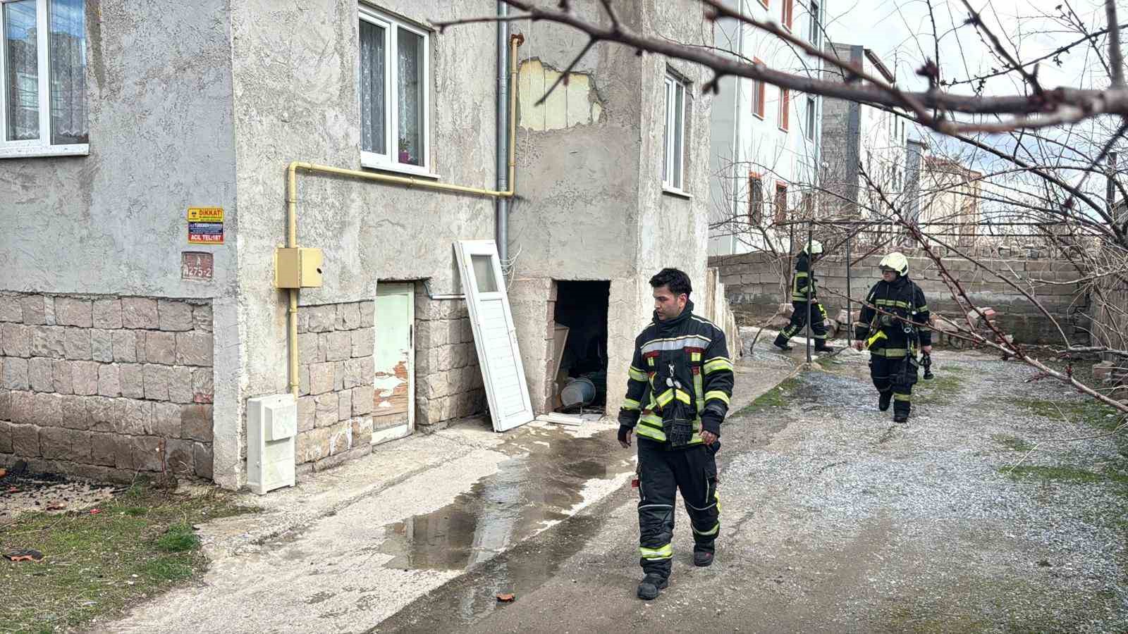 Kayseri’de ev yangını: 2 kişi dumandan etkilendi 6 kayseride ev yangini 2 kisi dumandan etkilendi 2 S3uT5NLC