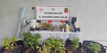 kayseride-evinde-uyusturucu-yetistiren-supheli-gozaltina-alindi-Z5a3TMwu.jpg