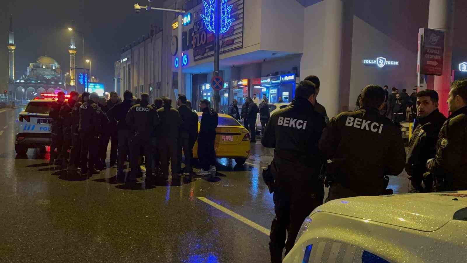 kayseride gece kulubunde cikan kavga sokaga tasti 3 XBShTJdg