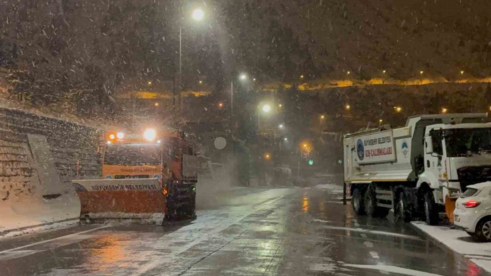 kayseride gece saatlerinde baslayan kar yagisi kenti beyaza burudu 0 vnwbtLAr