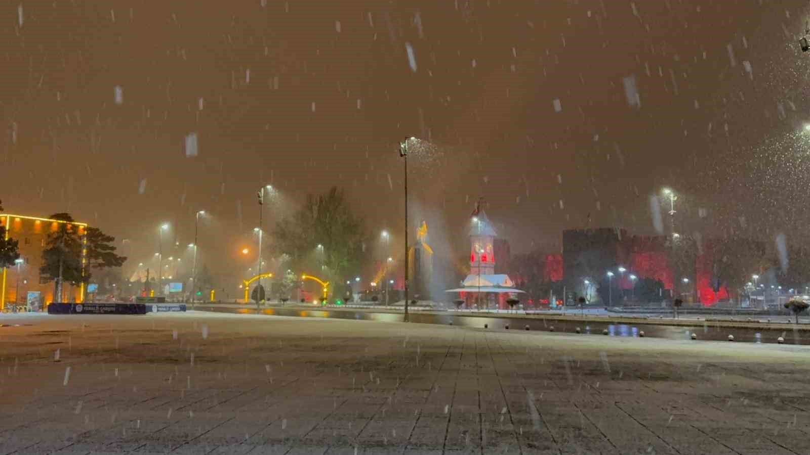kayseride gece saatlerinde baslayan kar yagisi kenti beyaza burudu 3 iCzGvhnT