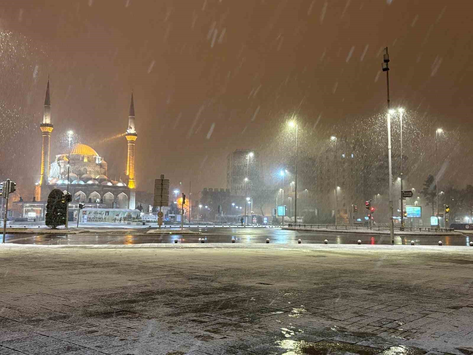 kayseride gece saatlerinde baslayan kar yagisi kenti beyaza burudu 4 yYVrtmJ5