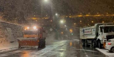 kayseride-gece-saatlerinde-baslayan-kar-yagisi-kenti-beyaza-burudu-ICyqzFpM.jpg