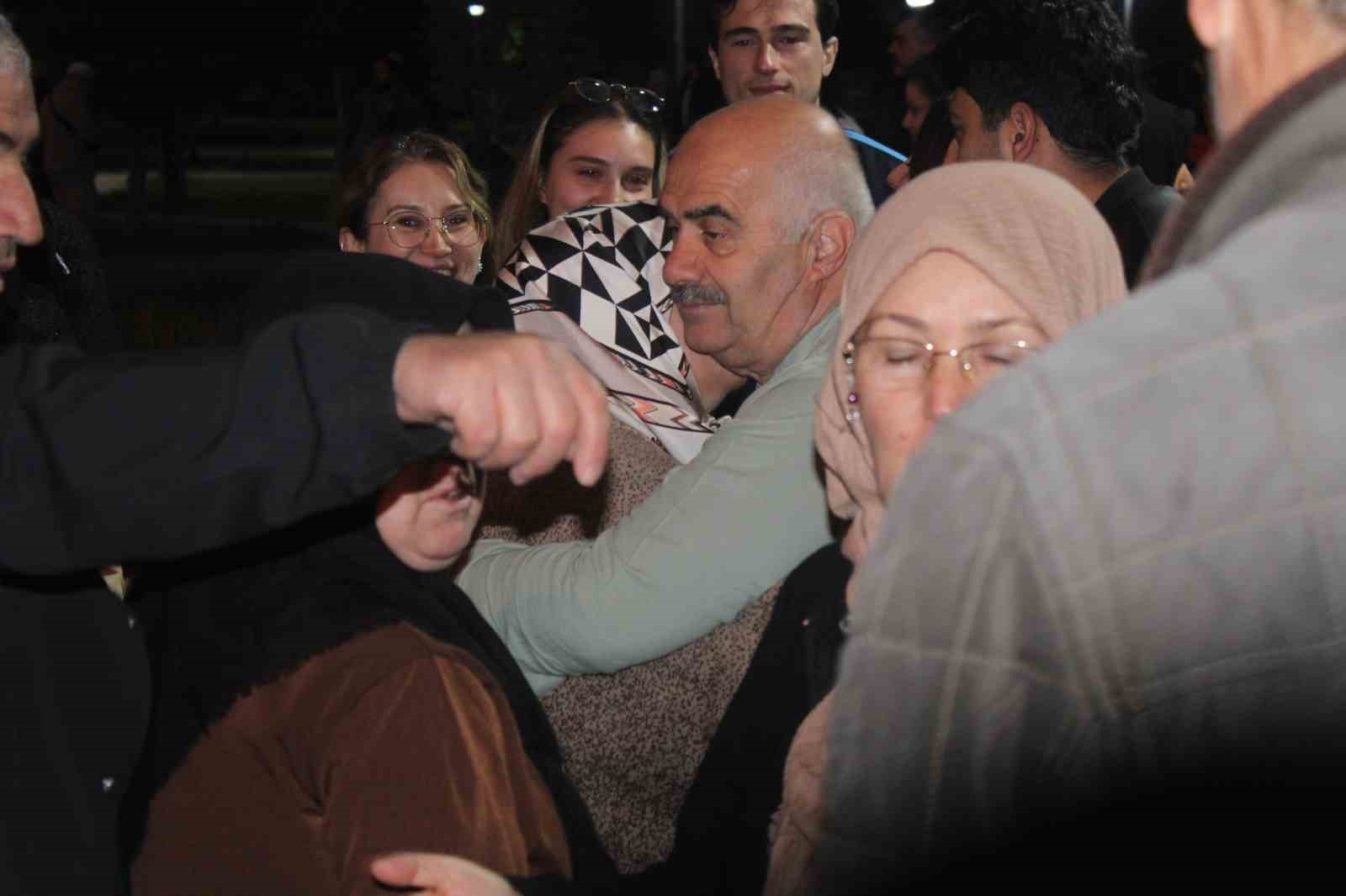 Kayseri’de hac kafilesi kutsal topraklara dualarla uğurlandı 6 kayseride hac kafilesi kutsal topraklara dualarla ugurlandi 2 dvdmYBrX