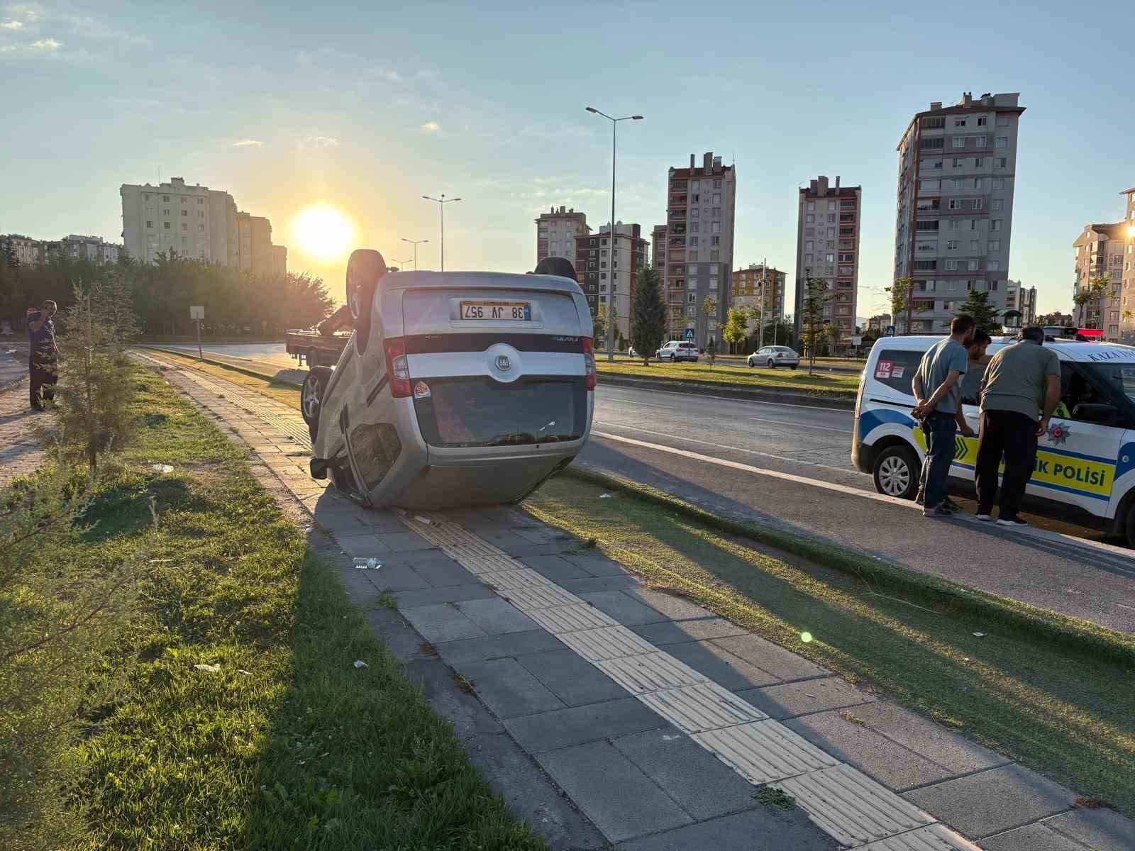 kayseride hafif ticari arac takla atti 1 yarali 1 MAXrjElO