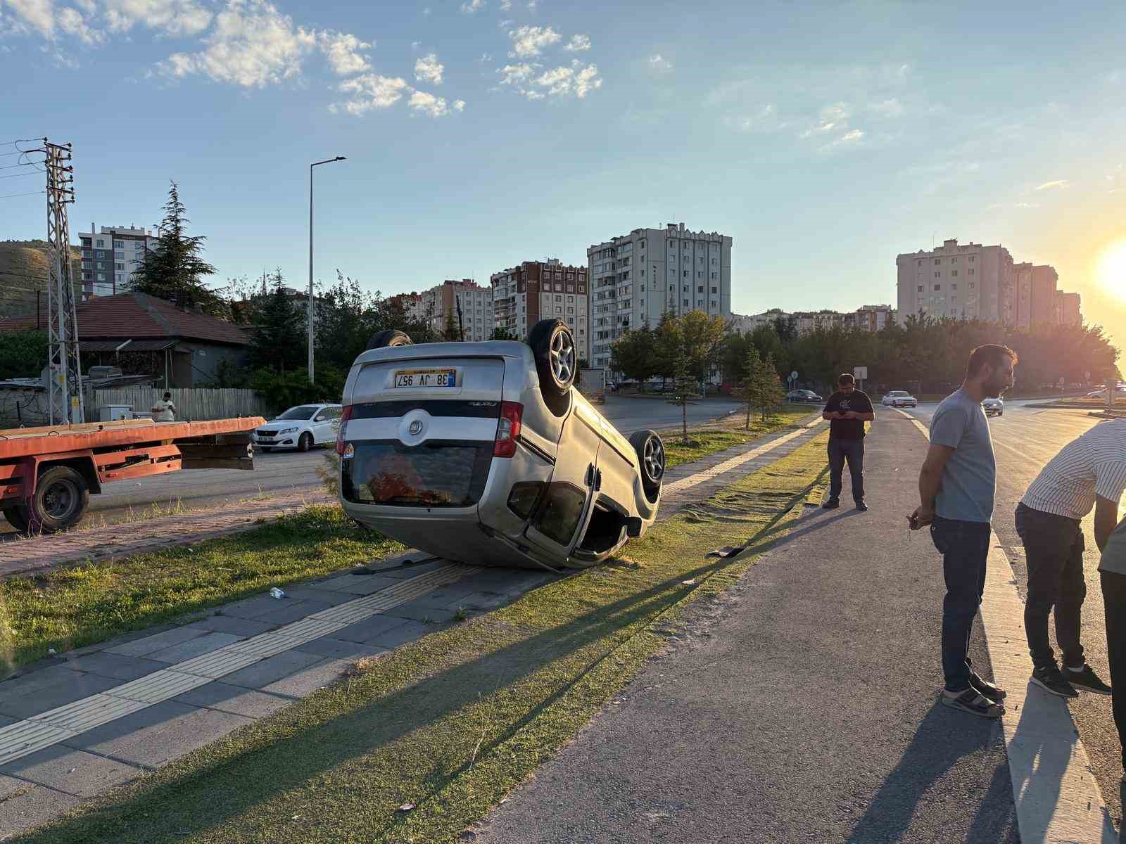 kayseride hafif ticari arac takla atti 1 yarali 3 OwghKHOu