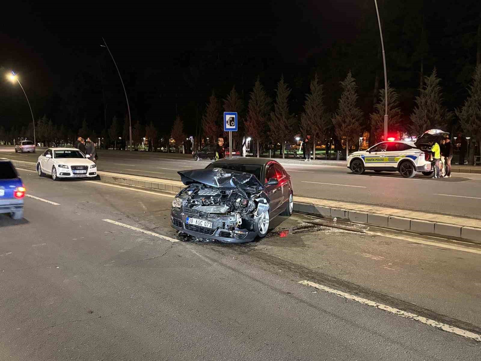 kayseride iki otomobil carpisti 1 yarali 2 GkRf8HLZ