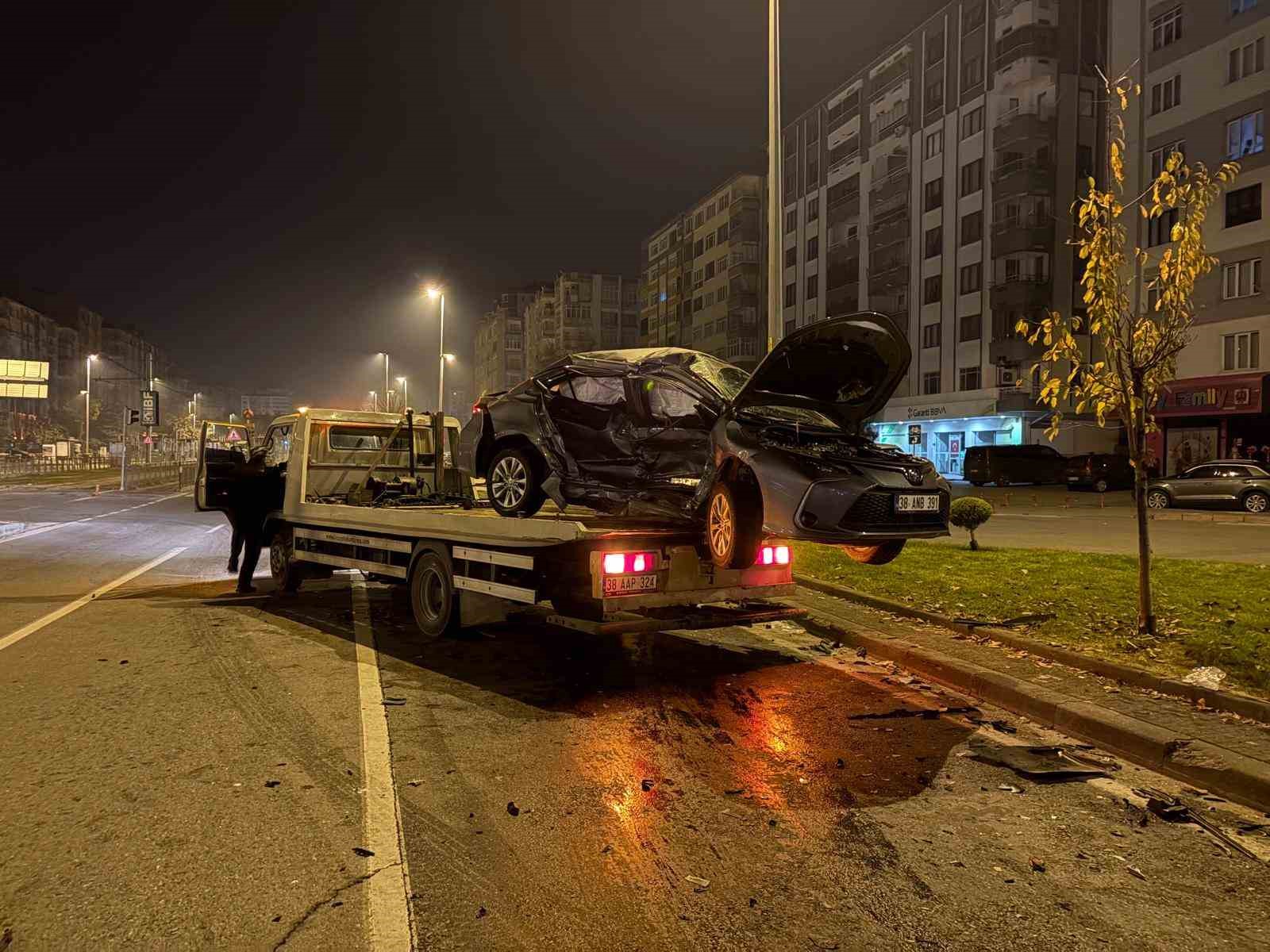 kayseride iki otomobil carpisti 1i agir 3 yarali 0 arqS7zNg