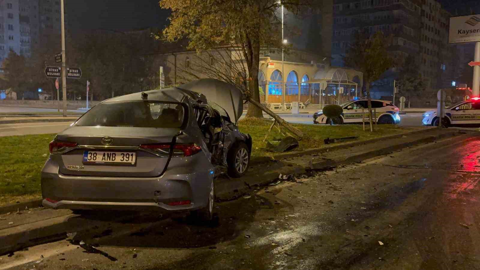 kayseride iki otomobil carpisti 1i agir 3 yarali 1 zsbF8uDk