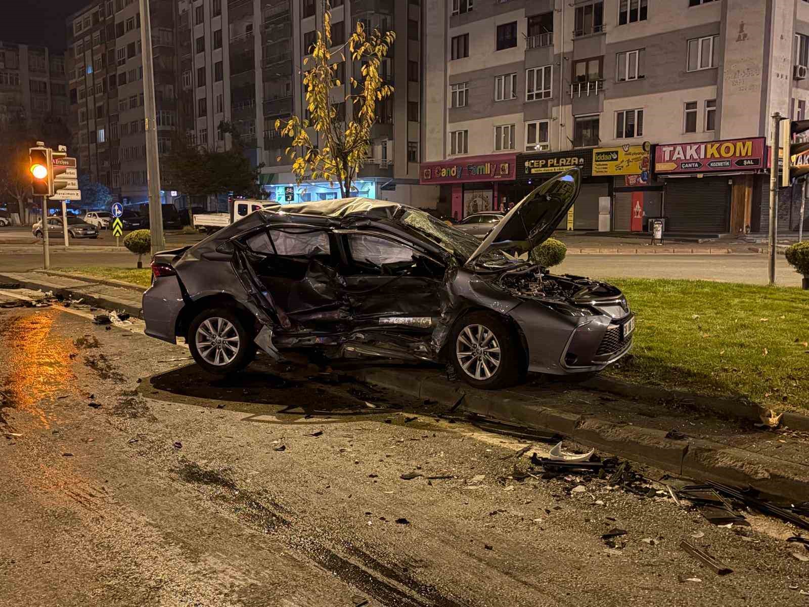 kayseride iki otomobil carpisti 1i agir 3 yarali 2 RE87IArS