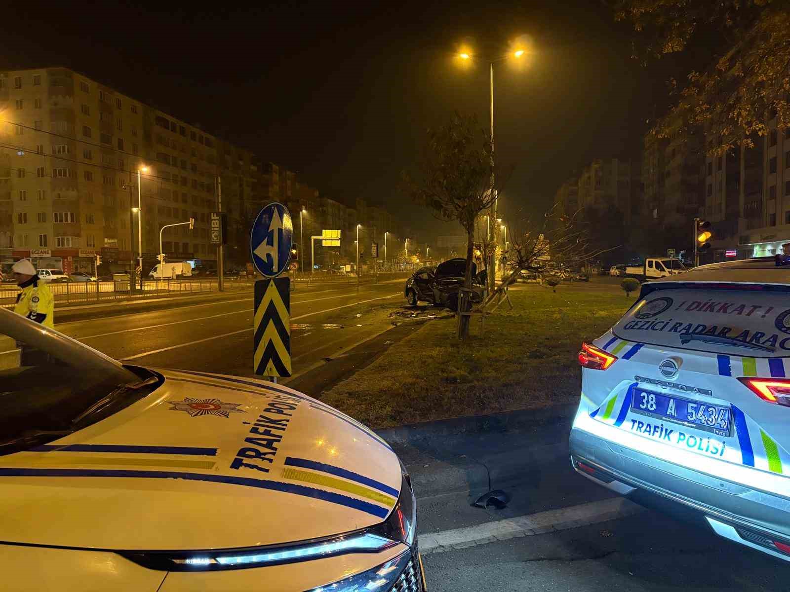kayseride iki otomobil carpisti 1i agir 3 yarali 4 ca98fSZS