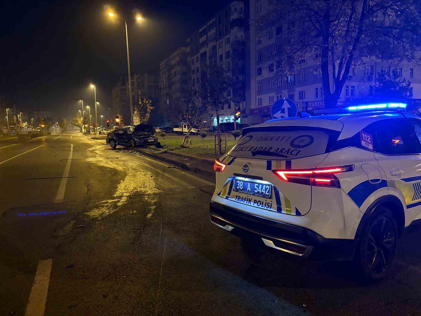 kayseride iki otomobil carpisti 1i agir 3 yarali 5 4nsFGDPQ